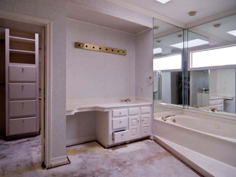 MASTER BATH - BEFORE